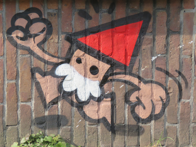 829464 Detail van de graffiti met rennende Utrechtse kabouters (KBTR) met de KNVB-beker, op de voorgevel van de ...